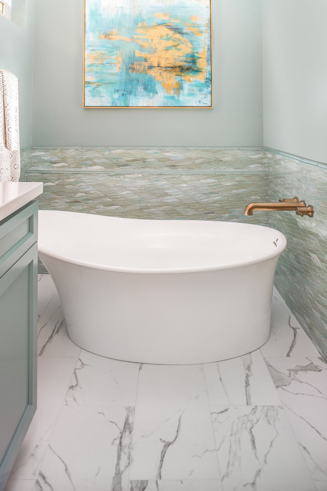 Idéer för ett stort maritimt vit en-suite badrum, med luckor med upphöjd panel, gröna skåp, ett fristående badkar, en dusch i en alkov, en toalettstol med separat cisternkåpa, flerfärgad kakel, glaskakel, blå väggar, marmorgolv, ett integrerad handfat, bänkskiva i kvarts, flerfärgat golv och med dusch som är öppen