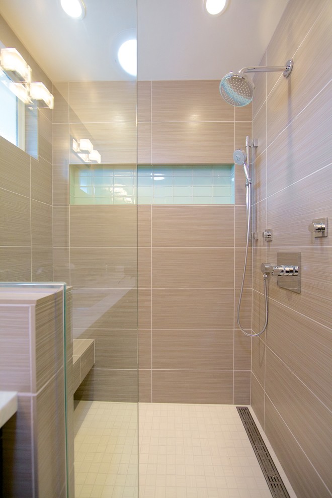 Ejemplo de cuarto de baño rectangular contemporáneo con ducha abierta, baldosas y/o azulejos beige, paredes beige y ducha abierta