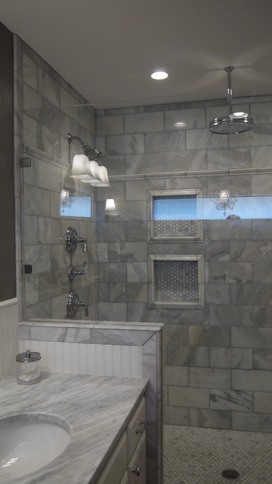 Ispirazione per una stanza da bagno tradizionale con lavabo sottopiano, top in marmo, doccia alcova, piastrelle grigie, piastrelle in pietra e pareti bianche