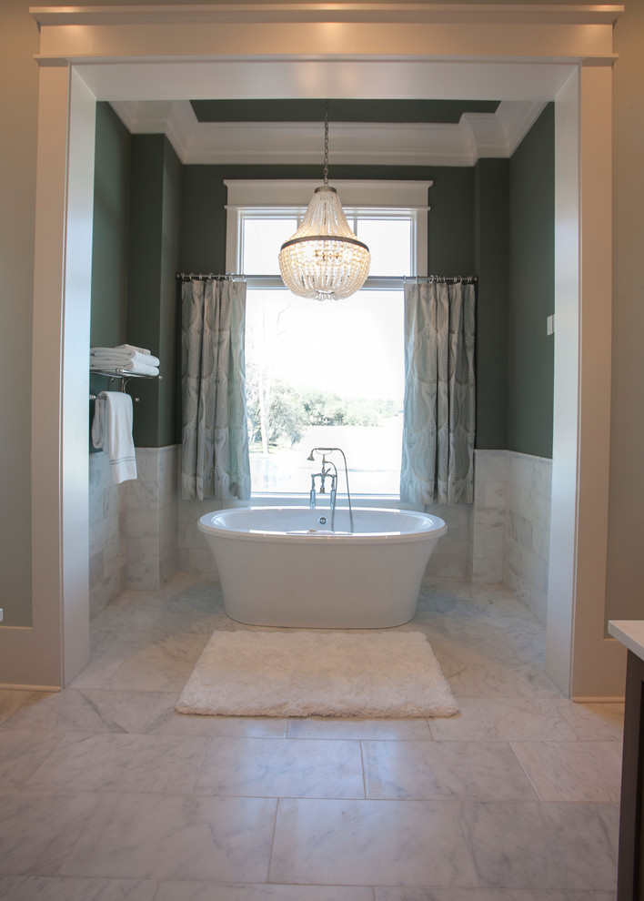 Пример оригинального дизайна: огромная главная ванная комната в стиле неоклассика (современная классика) с фасадами с утопленной филенкой, темными деревянными фасадами, отдельно стоящей ванной, душем в нише, разноцветной плиткой, мраморной плиткой, зелеными стенами, мраморным полом, врезной раковиной и столешницей из кварцита