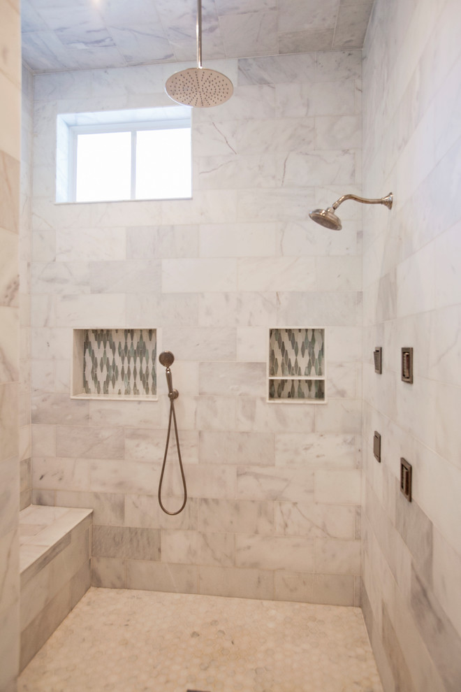 Klassisk inredning av ett mycket stort en-suite badrum, med luckor med infälld panel, skåp i mörkt trä, ett fristående badkar, en dusch i en alkov, flerfärgad kakel, marmorkakel, gröna väggar, marmorgolv, ett undermonterad handfat och bänkskiva i kvartsit