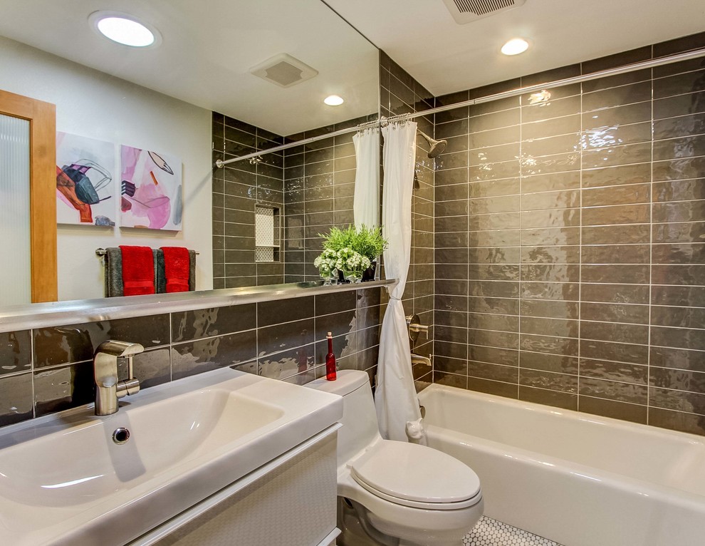 Свежая идея для дизайна: ванная комната в стиле модернизм с плоскими фасадами, белыми фасадами, ванной в нише, душем над ванной, серой плиткой и полом из керамической плитки - отличное фото интерьера