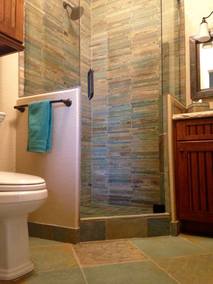 Idéer för små rustika badrum med dusch, med ett undermonterad handfat, skåp i mellenmörkt trä, en hörndusch, en toalettstol med separat cisternkåpa, stenkakel, beige väggar, skiffergolv och luckor med infälld panel