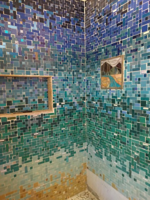 Foto de cuarto de baño infantil marinero de tamaño medio con ducha empotrada, baldosas y/o azulejos multicolor, baldosas y/o azulejos de vidrio y parades naranjas