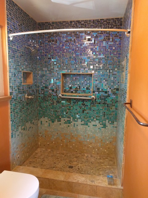 Inspiration för mellanstora maritima badrum för barn, med en dusch i en alkov, flerfärgad kakel, glaskakel och orange väggar