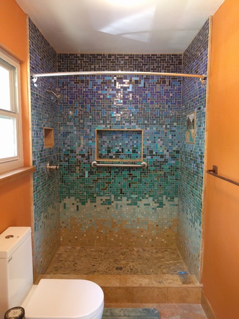 Immagine di una stanza da bagno per bambini stile marino di medie dimensioni con doccia alcova, piastrelle multicolore, piastrelle di vetro e pareti arancioni