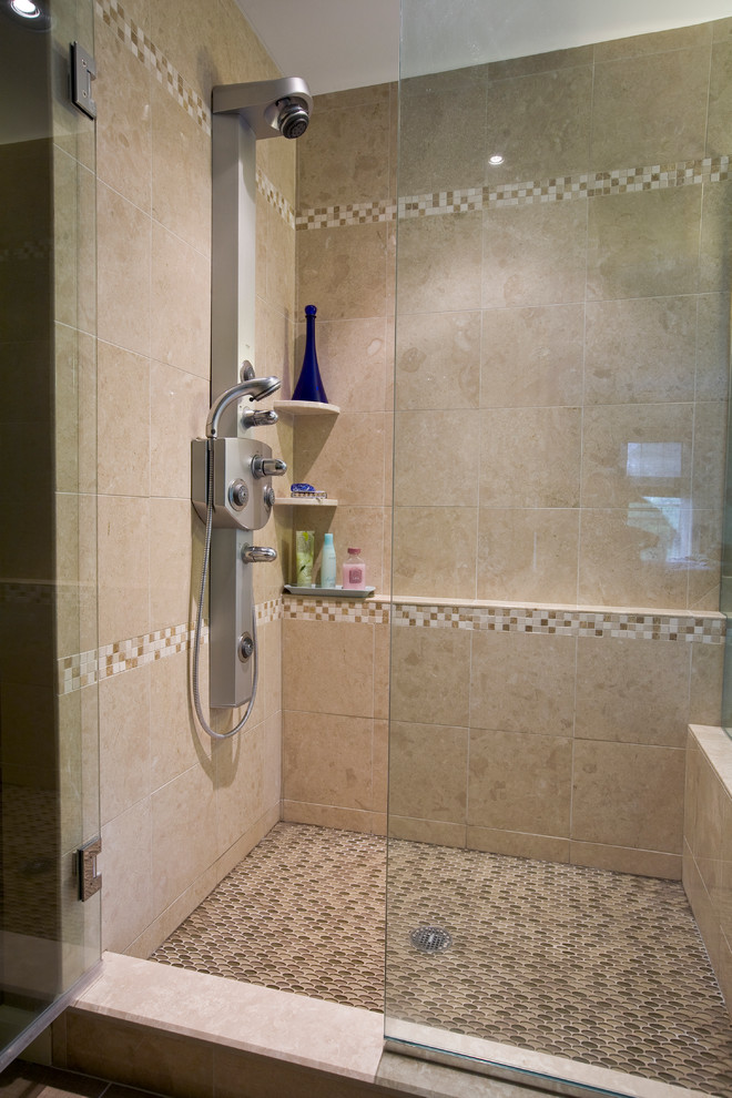 Idee per una stanza da bagno padronale tropicale di medie dimensioni con lavabo a bacinella, vasca da incasso, vasca/doccia, WC a due pezzi, piastrelle beige, piastrelle in gres porcellanato, pareti beige e pavimento in gres porcellanato