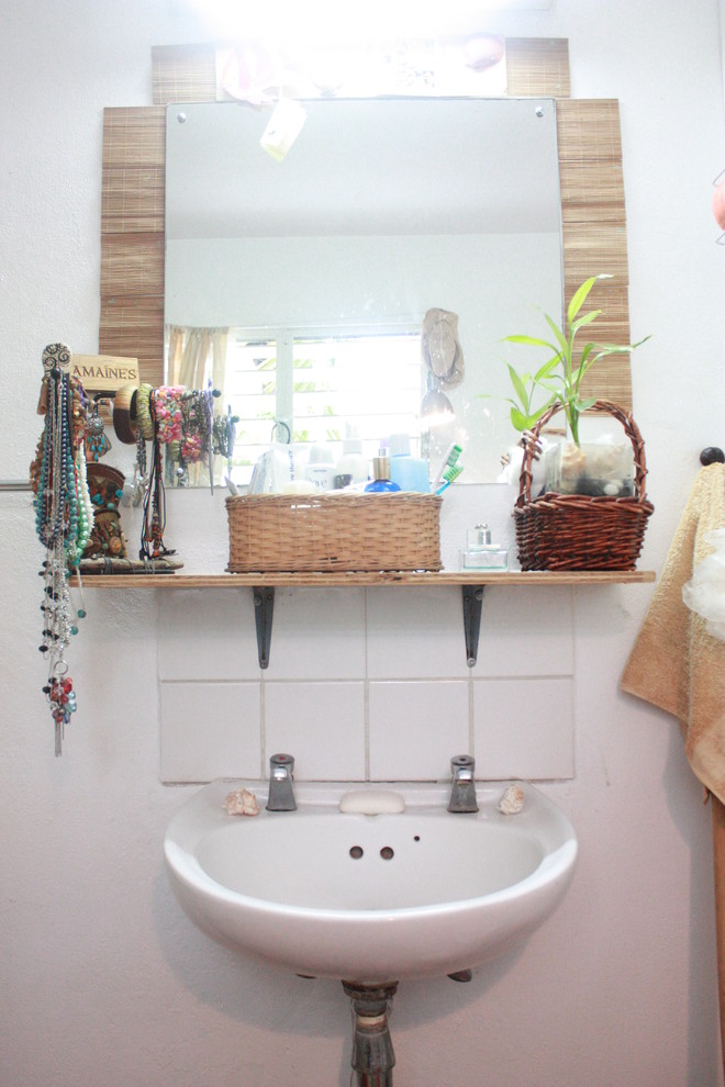 Idee per una stanza da bagno tropicale con pareti bianche