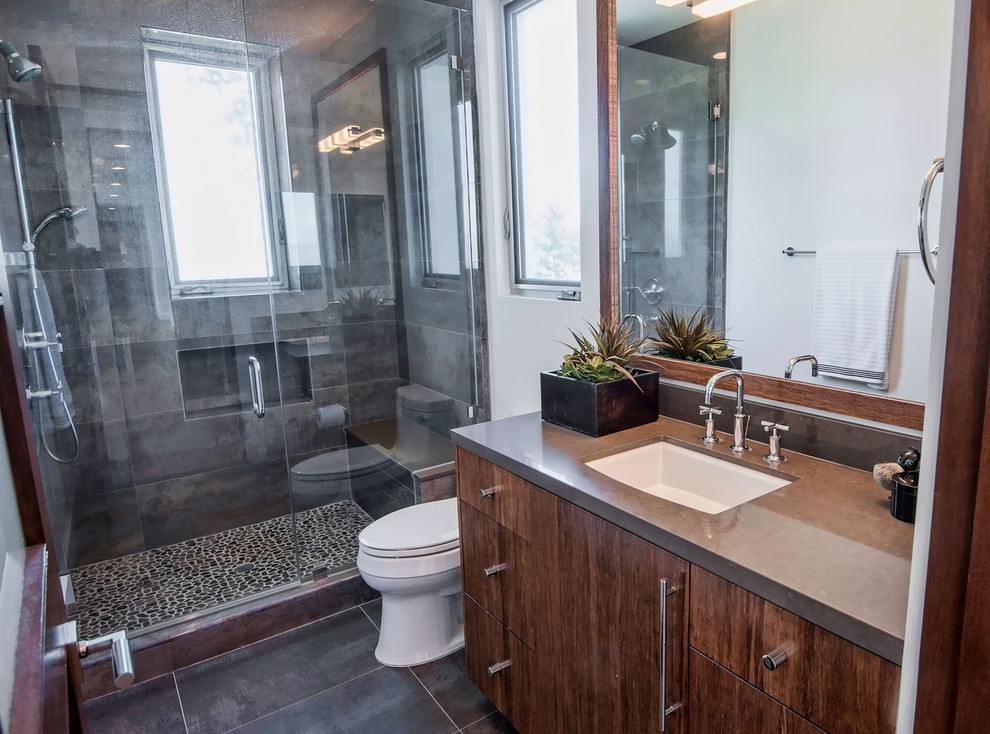 На фото: ванная комната в современном стиле с врезной раковиной, серой плиткой и серой столешницей