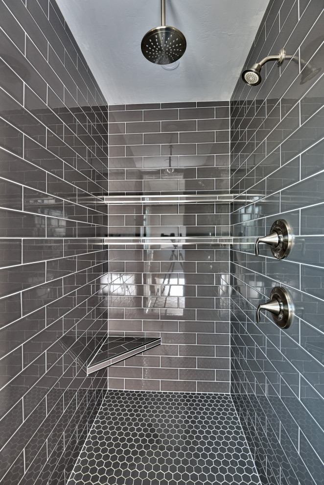 Свежая идея для дизайна: большая главная ванная комната в современном стиле с фасадами с утопленной филенкой, белыми фасадами, отдельно стоящей ванной, душем в нише, раздельным унитазом, серой плиткой, керамогранитной плиткой, серыми стенами, полом из мозаичной плитки, врезной раковиной, столешницей из ламината, разноцветным полом, душем с распашными дверями и белой столешницей - отличное фото интерьера