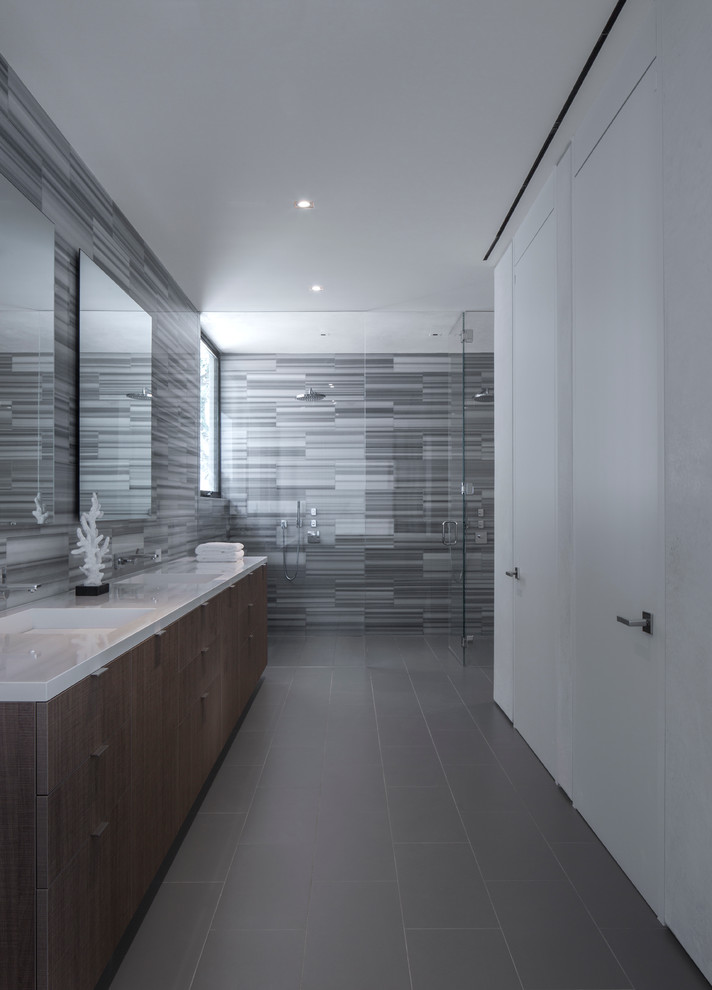 Diseño de cuarto de baño principal actual de tamaño medio con armarios con paneles lisos, puertas de armario de madera oscura, ducha doble, bidé, paredes blancas y suelo de pizarra