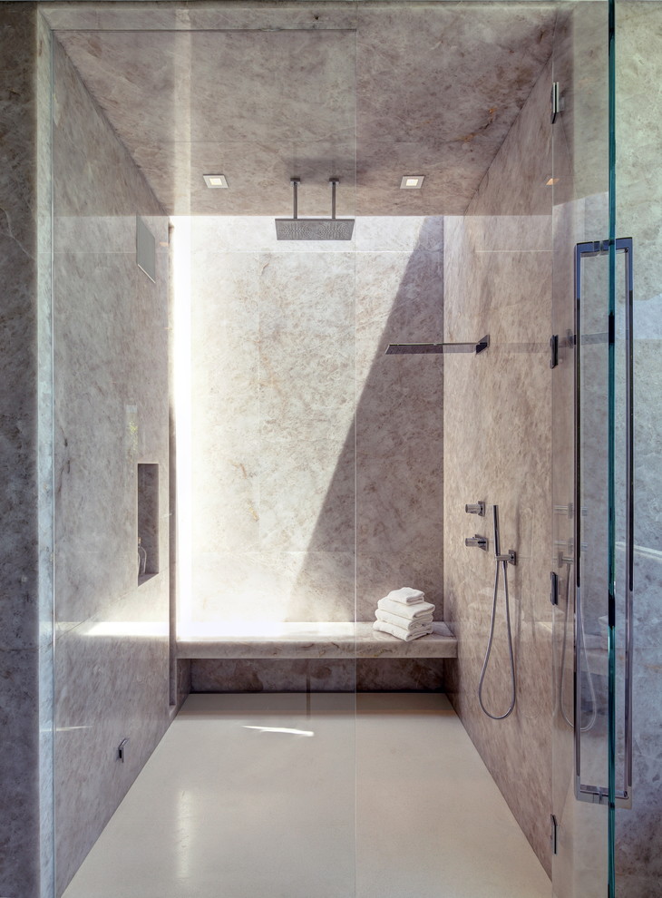 Idee per un'ampia stanza da bagno padronale design con doccia a filo pavimento, pavimento con piastrelle in ceramica, pavimento beige, porta doccia a battente, nicchia e panca da doccia