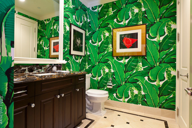 Esempio di una piccola stanza da bagno chic con ante con riquadro incassato, ante in legno bruno, top in granito, WC monopezzo e pareti multicolore