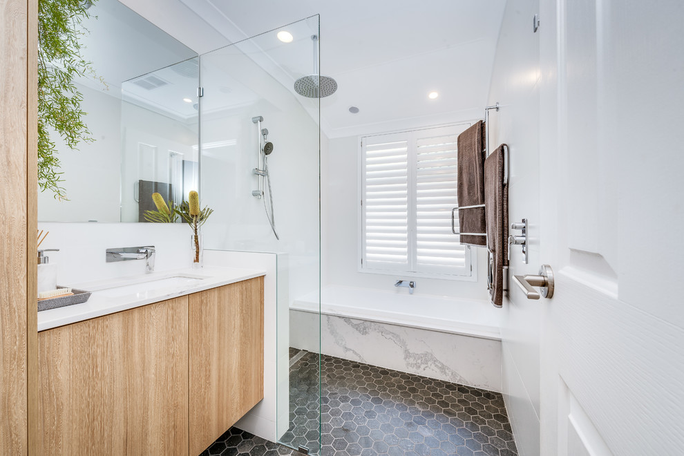 Foto på ett mellanstort funkis flerfärgad en-suite badrum, med luckor med infälld panel, skåp i mellenmörkt trä, ett platsbyggt badkar, en öppen dusch, vit kakel, porslinskakel, vita väggar, mosaikgolv, ett undermonterad handfat, bänkskiva i akrylsten, grått golv och med dusch som är öppen
