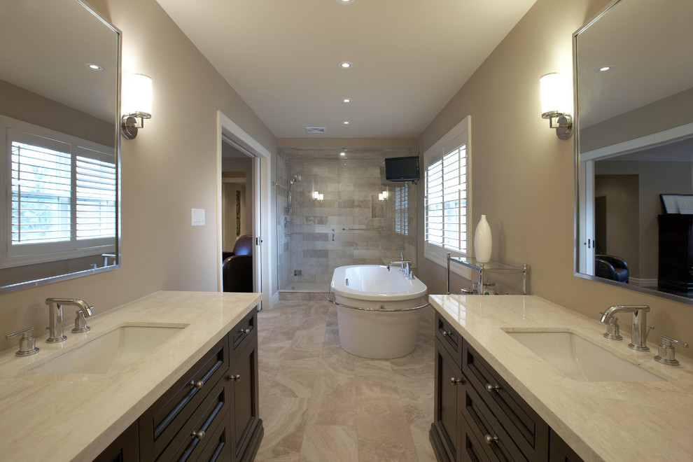 Immagine di una grande stanza da bagno padronale classica con lavabo sottopiano, ante con riquadro incassato, ante in legno bruno, vasca freestanding, doccia doppia, WC monopezzo, piastrelle beige e pareti beige