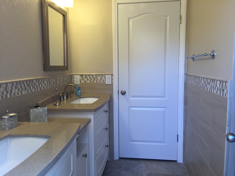 Idéer för små funkis badrum, med ett nedsänkt handfat, möbel-liknande, vita skåp, bänkskiva i kvarts, ett undermonterat badkar, en dusch/badkar-kombination, beige kakel, keramikplattor, vita väggar, klinkergolv i keramik, en toalettstol med separat cisternkåpa, grått golv och med dusch som är öppen