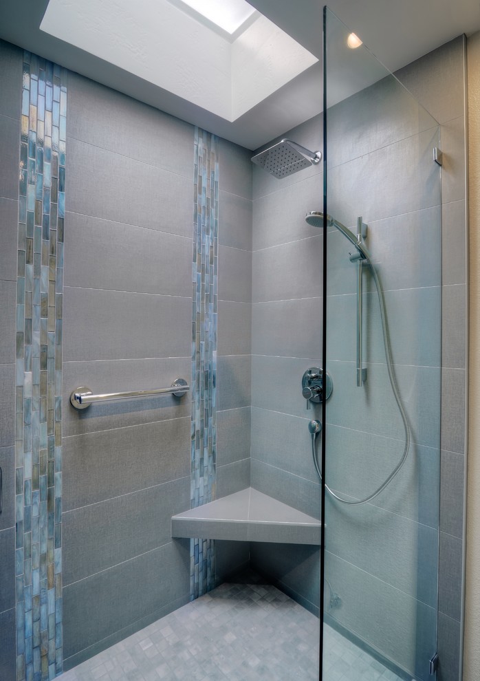 Esempio di una stanza da bagno padronale minimal di medie dimensioni con ante in stile shaker, ante bianche, doccia alcova, piastrelle grigie, pareti grigie, pavimento con piastrelle in ceramica e top in quarzo composito