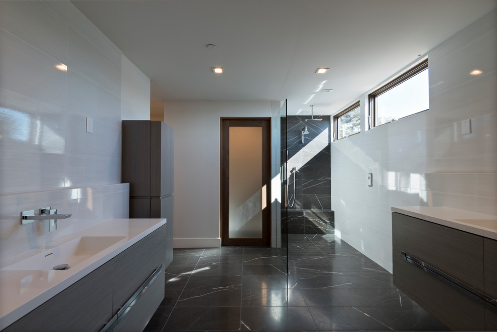 Idéer för ett stort modernt vit en-suite badrum, med släta luckor, grå skåp, en öppen dusch, vit kakel, porslinskakel, vita väggar, marmorgolv, ett integrerad handfat, bänkskiva i kvarts, brunt golv och med dusch som är öppen