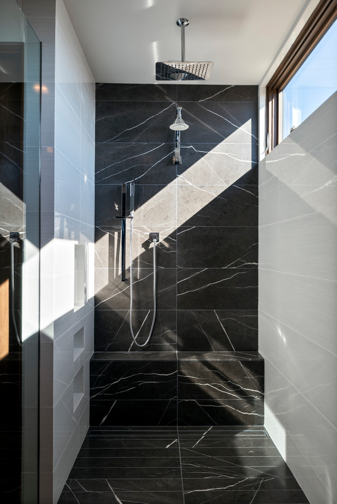 Inspiration för ett stort funkis vit vitt en-suite badrum, med släta luckor, grå skåp, en öppen dusch, vit kakel, porslinskakel, vita väggar, marmorgolv, ett integrerad handfat, bänkskiva i kvarts, brunt golv och med dusch som är öppen