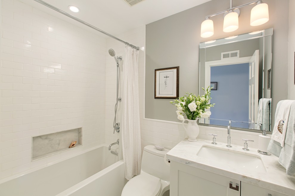 Свежая идея для дизайна: маленькая детская ванная комната в стиле неоклассика (современная классика) с фасадами в стиле шейкер, белыми фасадами, ванной в нише, душем в нише, белой плиткой, плиткой кабанчик, серыми стенами, мраморным полом, врезной раковиной, мраморной столешницей, серым полом и белой столешницей для на участке и в саду - отличное фото интерьера