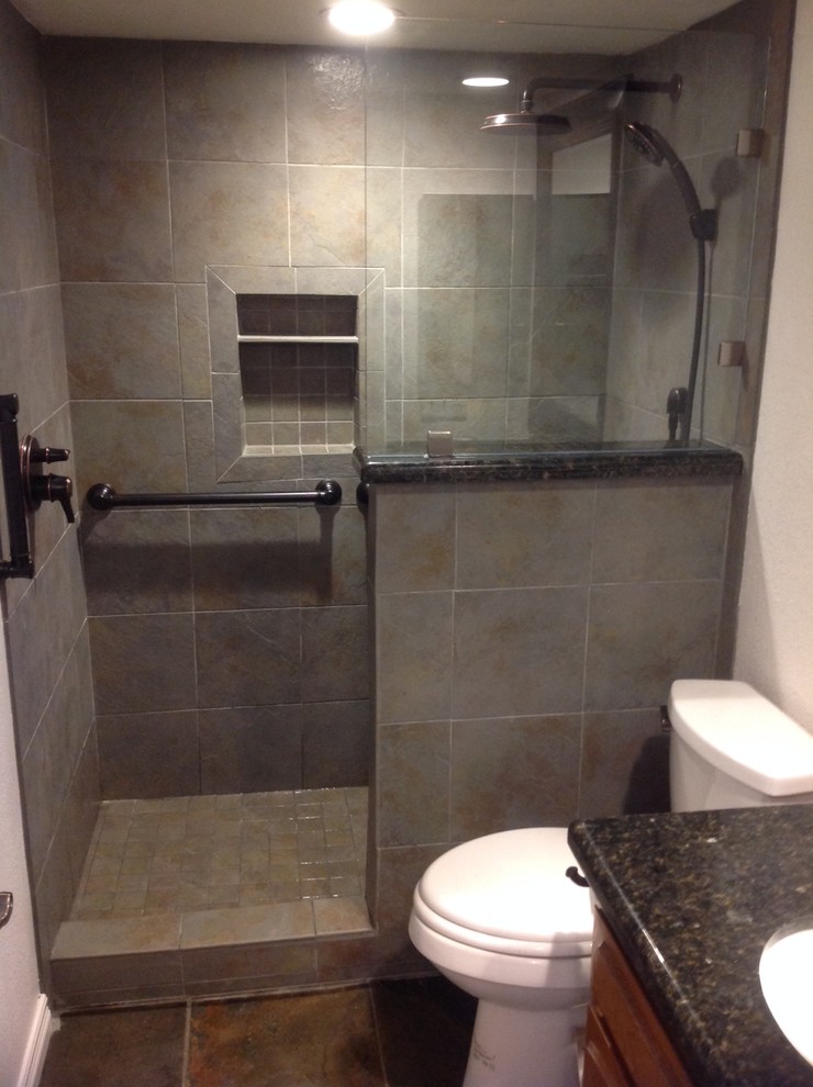 Exempel på ett litet amerikanskt badrum med dusch, med luckor med upphöjd panel, skåp i mellenmörkt trä, en dusch i en alkov, en toalettstol med separat cisternkåpa, brun kakel, grå kakel, flerfärgad kakel, stenkakel, vita väggar, ett undermonterad handfat och granitbänkskiva