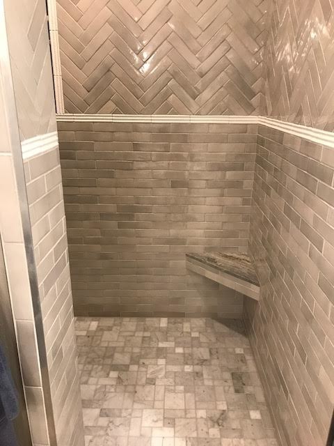Ispirazione per una grande stanza da bagno padronale contemporanea con doccia alcova, piastrelle grigie, piastrelle di marmo, pareti grigie, pavimento in marmo, pavimento grigio e doccia aperta