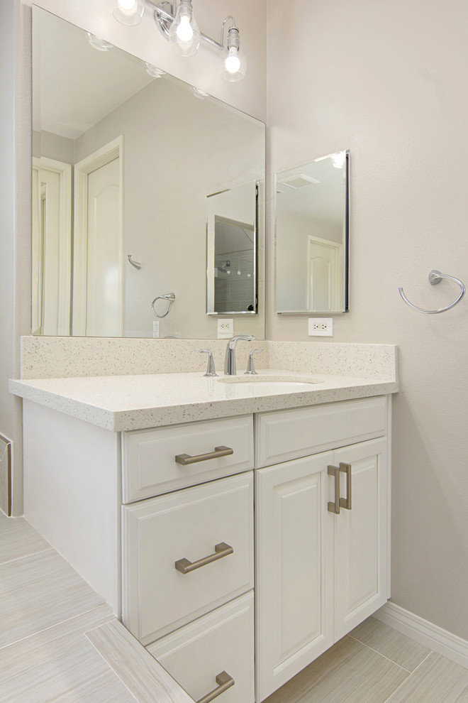 На фото: большая главная ванная комната в стиле модернизм с фасадами с утопленной филенкой, белыми фасадами, душем в нише, раздельным унитазом, желтой плиткой, керамической плиткой, белыми стенами, полом из керамогранита, накладной раковиной, столешницей из искусственного кварца, душем с распашными дверями, полновстраиваемой ванной, белым полом, белой столешницей, тумбой под две раковины и встроенной тумбой с