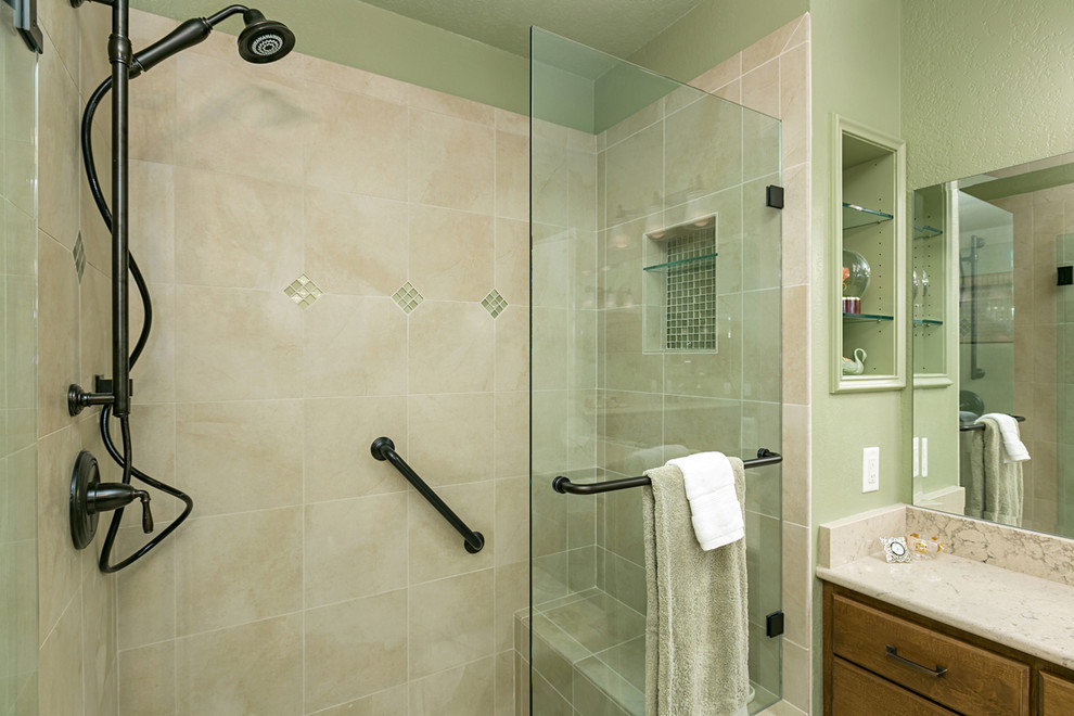 Пример оригинального дизайна: большая главная ванная комната в классическом стиле с фасадами с утопленной филенкой, темными деревянными фасадами, угловой ванной, угловым душем, раздельным унитазом, черной плиткой, плиткой из травертина, зелеными стенами, полом из керамогранита, врезной раковиной, столешницей из гранита, коричневым полом и душем с распашными дверями