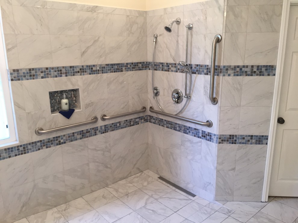 Idéer för att renovera ett stort funkis en-suite badrum, med en öppen dusch, blå kakel och klinkergolv i keramik