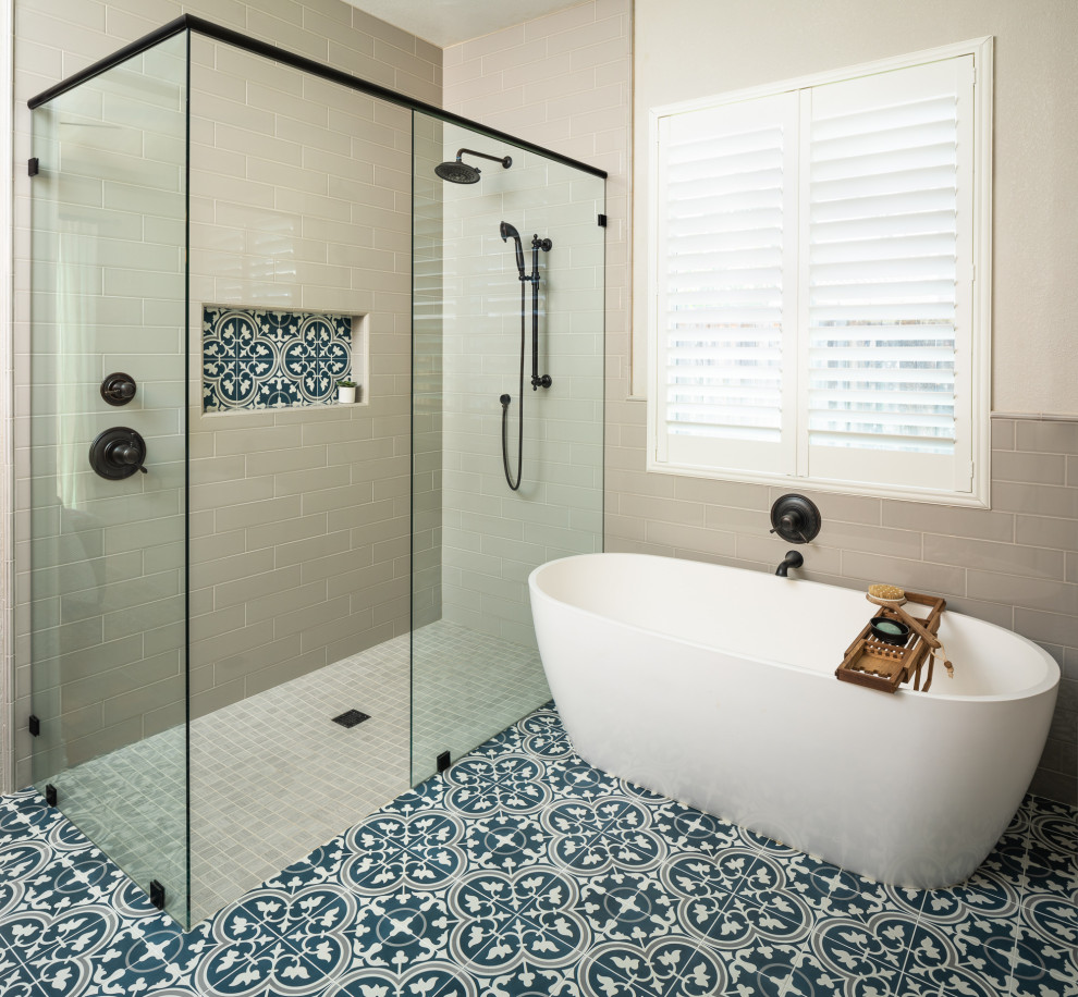 Пример оригинального дизайна: главная ванная комната среднего размера в средиземноморском стиле с отдельно стоящей ванной, душем без бортиков, бежевой плиткой, керамической плиткой, полом из мозаичной плитки, разноцветным полом и открытым душем