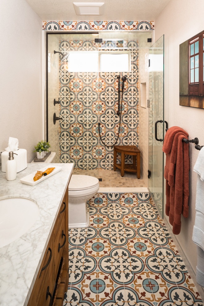 Foto på ett mellanstort medelhavsstil vit badrum med dusch, med möbel-liknande, skåp i mellenmörkt trä, beige kakel, beige väggar, mosaikgolv, ett undermonterad handfat, bänkskiva i kvarts, flerfärgat golv och dusch med gångjärnsdörr