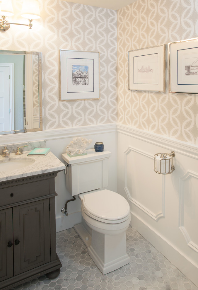 サンディエゴにあるトラディショナルスタイルのおしゃれな浴室 (グレーのキャビネット、分離型トイレ、ベージュの壁、アンダーカウンター洗面器、落し込みパネル扉のキャビネット) の写真