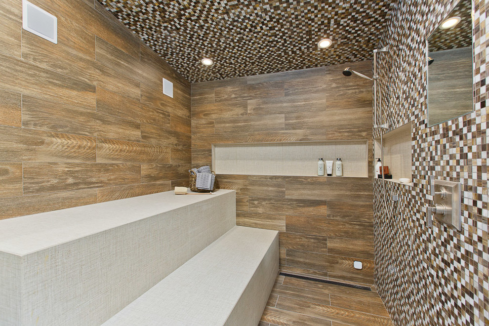 Стильный дизайн: большая ванная комната в стиле рустика с фасадами островного типа, искусственно-состаренными фасадами, плиткой мозаикой, столешницей из искусственного кварца, унитазом-моноблоком, разноцветными стенами, полом из керамогранита, врезной раковиной, душем в нише и коричневой плиткой - последний тренд