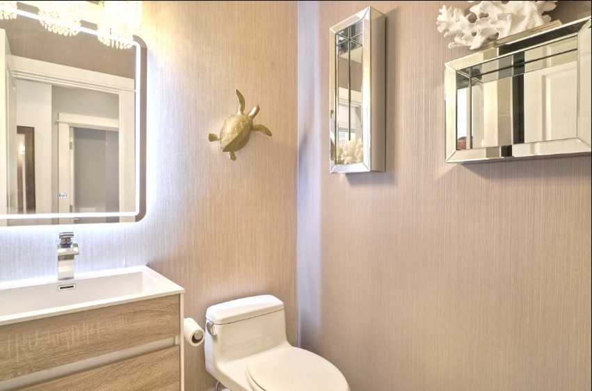 Источник вдохновения для домашнего уюта: большая главная ванная комната в современном стиле с фасадами с выступающей филенкой, белыми фасадами, отдельно стоящей ванной, угловым душем, серыми стенами, полом из керамогранита, настольной раковиной, мраморной столешницей, серым полом и душем с распашными дверями