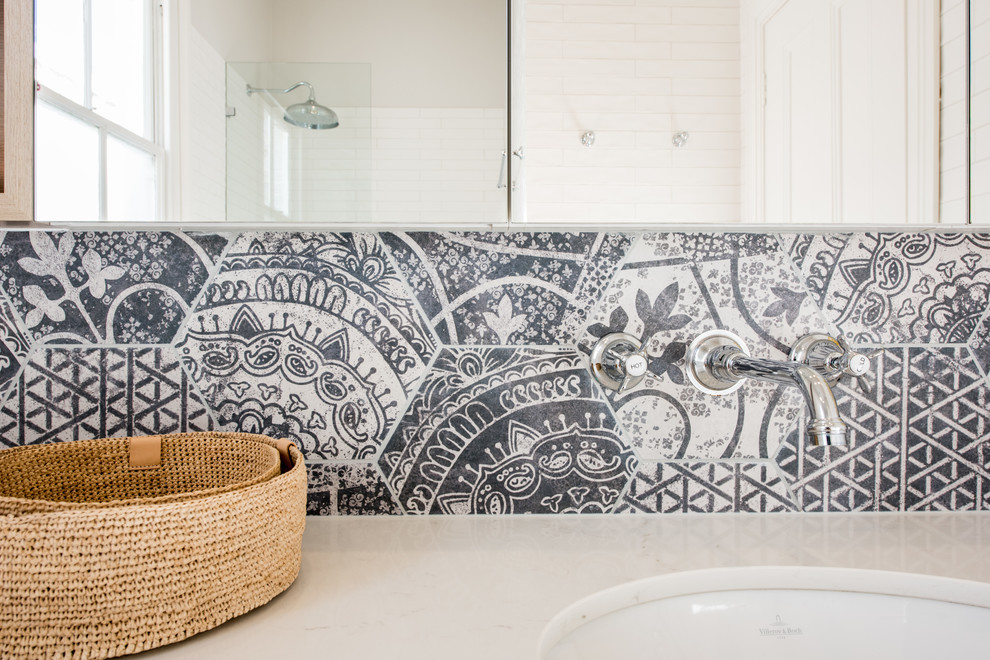 Пример оригинального дизайна: ванная комната в стиле неоклассика (современная классика) с синей плиткой, керамической плиткой и полом из керамической плитки
