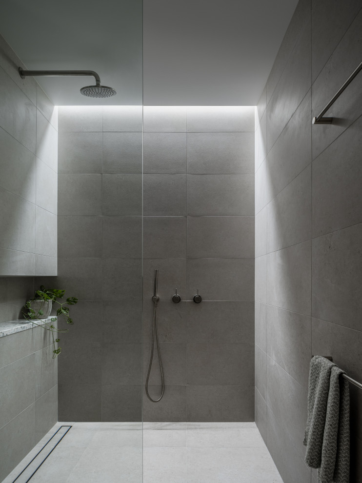 Idéer för att renovera ett funkis badrum, med en kantlös dusch, grå kakel, grått golv och med dusch som är öppen