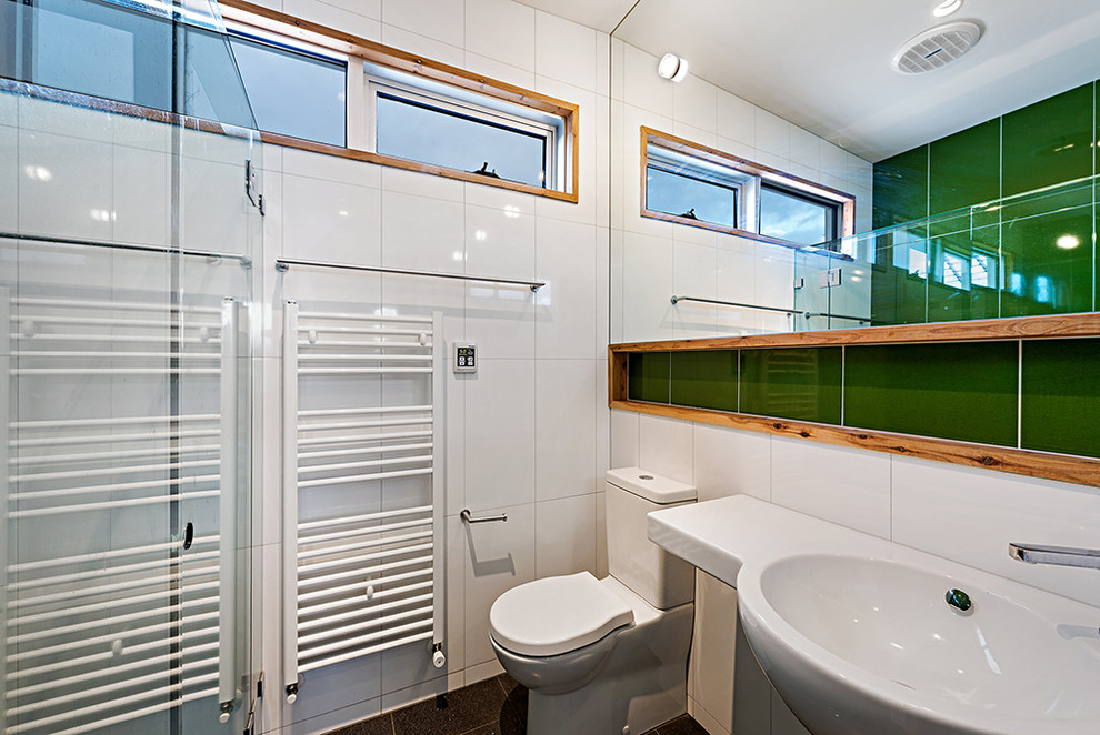 Пример оригинального дизайна: ванная комната в современном стиле с раковиной с пьедесталом, раздельным унитазом и зеленой плиткой
