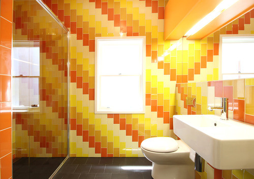 メルボルンにある中くらいなコンテンポラリースタイルのおしゃれなマスターバスルーム (コンソール型シンク、オープンシェルフ、オープン型シャワー、一体型トイレ	、サブウェイタイル、黄色い壁、セラミックタイルの床) の写真