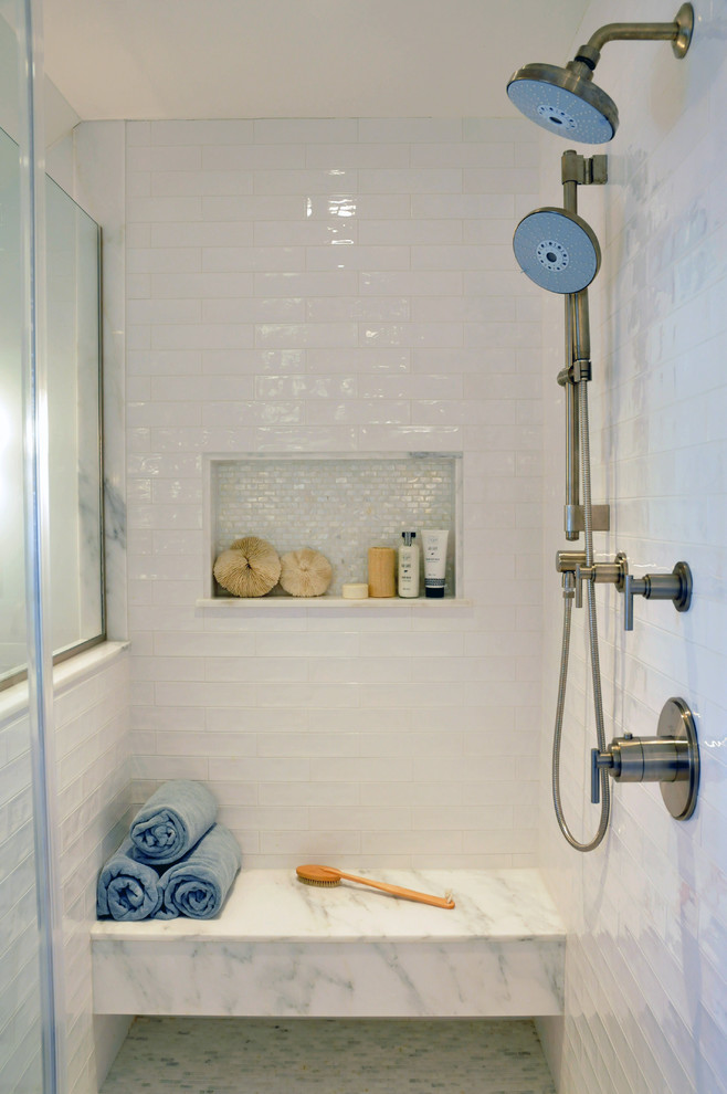 Свежая идея для дизайна: главная ванная комната среднего размера в стиле неоклассика (современная классика) с фасадами с утопленной филенкой, серыми фасадами, угловым душем, белой плиткой, керамогранитной плиткой, белыми стенами, мраморным полом, мраморной столешницей, белым полом, душем с распашными дверями, унитазом-моноблоком, врезной раковиной и белой столешницей - отличное фото интерьера