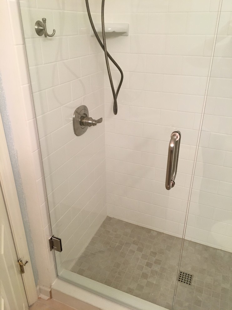 Идея дизайна: главная ванная комната среднего размера в стиле модернизм с душем в нише, белой плиткой, плиткой кабанчик, белыми стенами, полом из керамогранита, бежевым полом и душем с распашными дверями