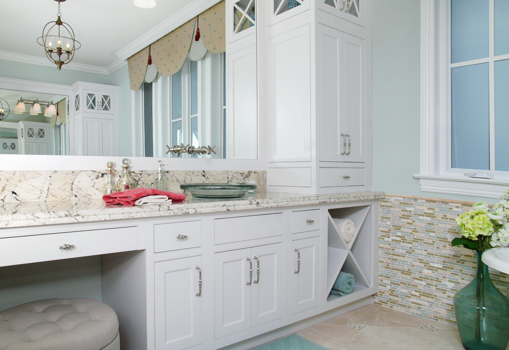 Пример оригинального дизайна: большая главная ванная комната в морском стиле с плоскими фасадами, белыми фасадами, бежевой плиткой, каменной плиткой, синими стенами, мраморным полом, настольной раковиной и столешницей из гранита
