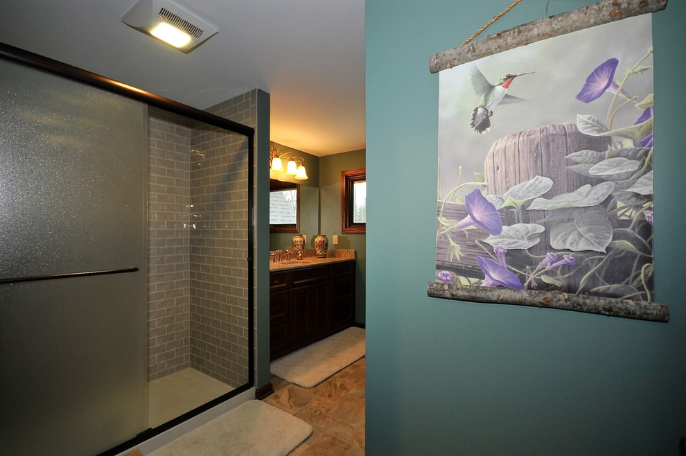 Exemple d'une salle de bain chic en bois foncé de taille moyenne avec un lavabo encastré, un placard avec porte à panneau surélevé, un plan de toilette en quartz modifié, WC à poser, un carrelage gris, des carreaux de céramique, un mur bleu et un sol en carrelage de céramique.