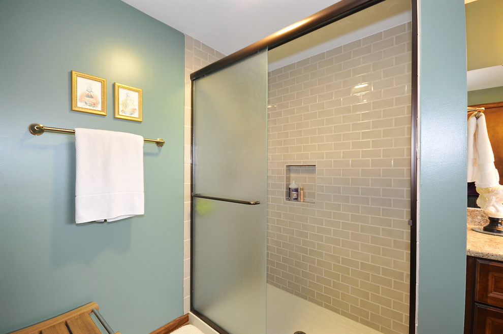 Klassisk inredning av ett mellanstort badrum med dusch, med ett undermonterad handfat, luckor med upphöjd panel, skåp i mörkt trä, bänkskiva i kvarts, en dusch i en alkov, en toalettstol med hel cisternkåpa, grå kakel, keramikplattor, blå väggar och klinkergolv i keramik