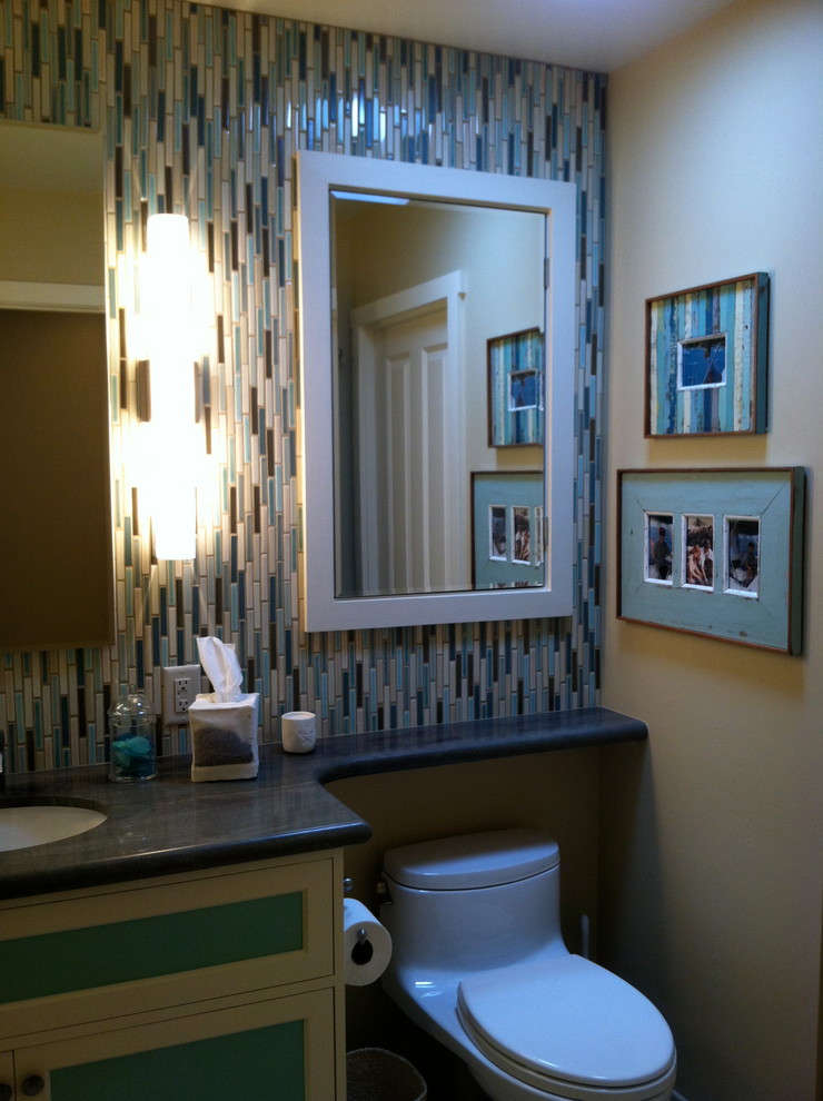 Пример оригинального дизайна: ванная комната среднего размера в классическом стиле с фасадами в стиле шейкер, светлыми деревянными фасадами, синей плиткой, серой плиткой, белой плиткой, удлиненной плиткой, душевой кабиной, столешницей из гранита, открытым душем, унитазом-моноблоком, бежевыми стенами, врезной раковиной и открытым душем