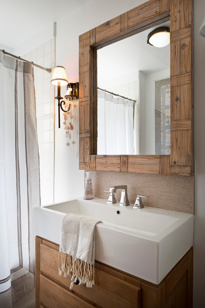 Стильный дизайн: ванная комната среднего размера в стиле неоклассика (современная классика) с плоскими фасадами, светлыми деревянными фасадами, ванной в нише, душем над ванной, белой плиткой, керамогранитной плиткой, белыми стенами, душевой кабиной, монолитной раковиной и шторкой для ванной - последний тренд