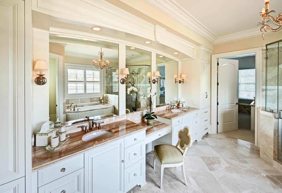 Imagen de cuarto de baño clásico con lavabo bajoencimera, armarios con paneles con relieve, puertas de armario blancas, paredes beige y encimeras marrones