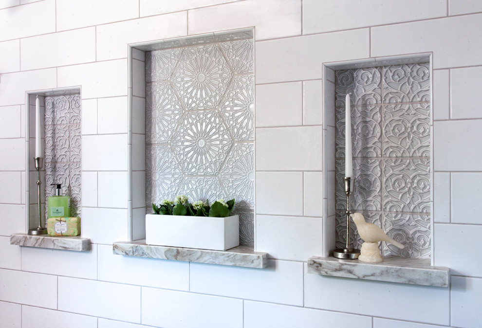 Bild på ett stort vintage grå grått en-suite badrum, med möbel-liknande, vita skåp, en öppen dusch, vit kakel, keramikplattor, grå väggar, linoleumgolv, ett undermonterad handfat, bänkskiva i kvartsit, grått golv och med dusch som är öppen
