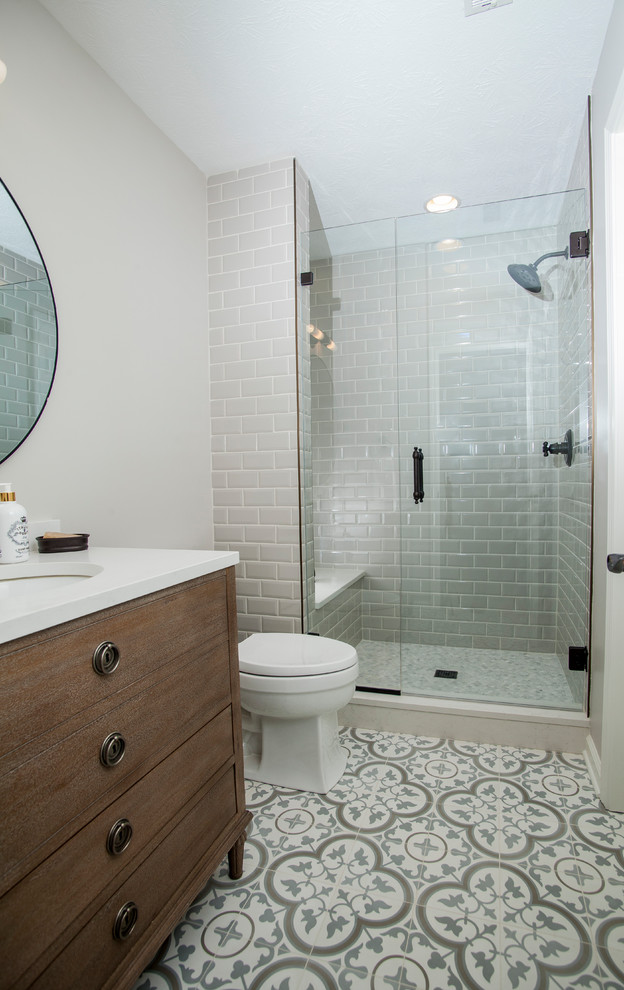 Exemple d'une salle de bain chic de taille moyenne pour enfant avec un mur beige, un sol en carrelage de céramique, un sol bleu et une cabine de douche à porte battante.