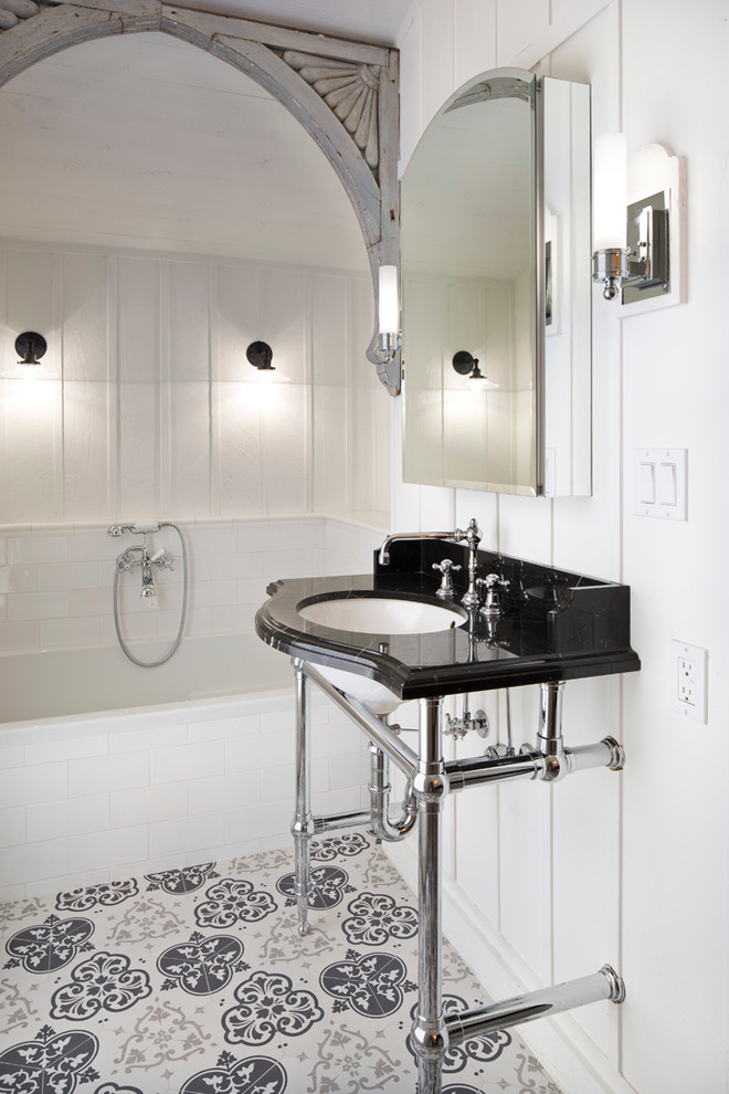 Foto på ett mellanstort vintage badrum med dusch, med vita väggar, ett badkar i en alkov, vit kakel, tunnelbanekakel, ett konsol handfat, en dusch/badkar-kombination, klinkergolv i porslin, bänkskiva i akrylsten, flerfärgat golv och dusch med duschdraperi