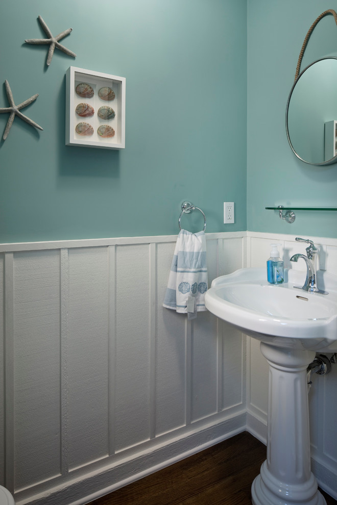 Inredning av ett klassiskt mellanstort badrum med dusch, med blå väggar